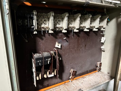 Elektroinstallation Asbesthaltige Brandschutzplatten innerhalb von Elektroinstallationen