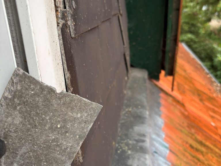 Asbesthaltige Schindeln an Dachgaube Asbesthaltige Schindeln an einer Dachgaube